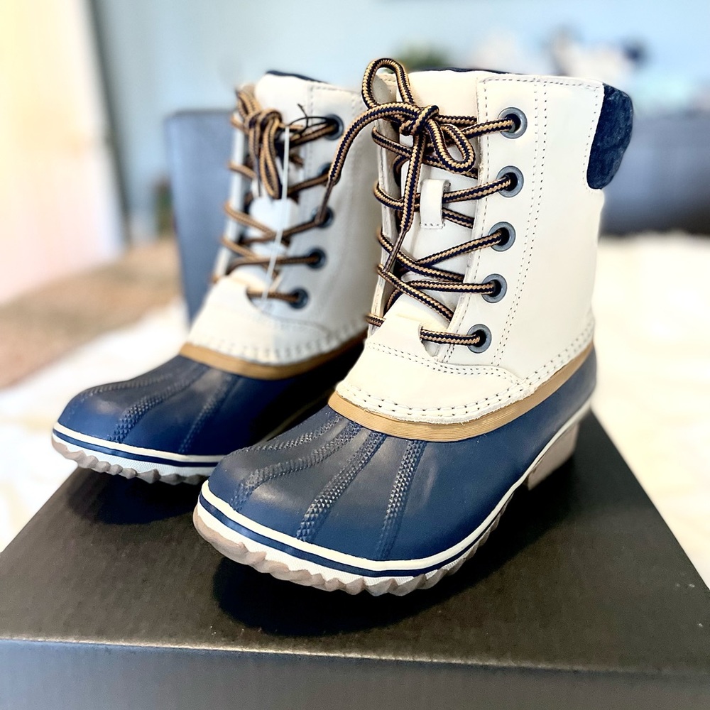 BNIB Sorel Lace-up Oatmeal & Navy Color Winter Boots